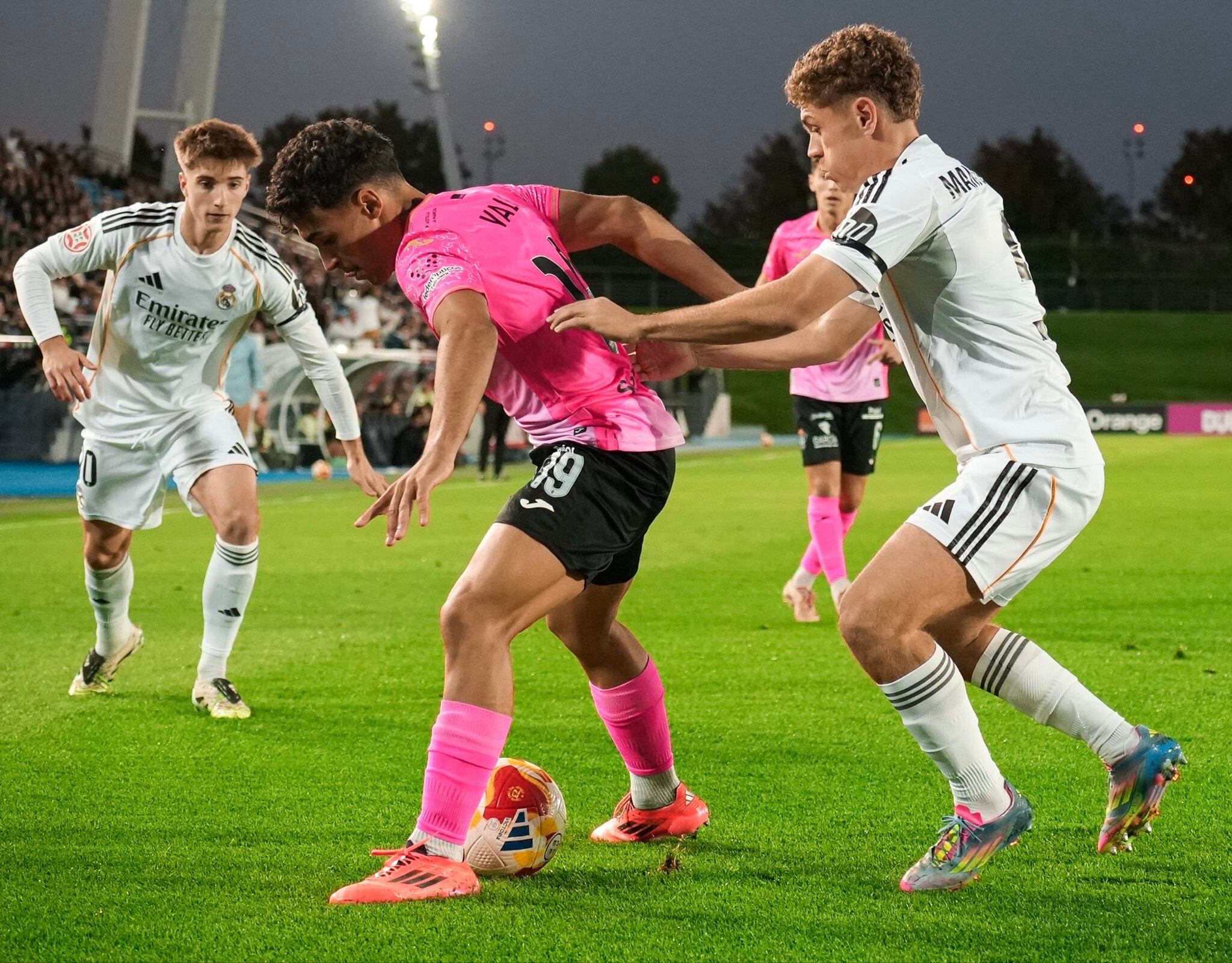 Valen Gómez (CF Talavera) aguanta la presión de Manu Serrano (Real Madrid Castilla)