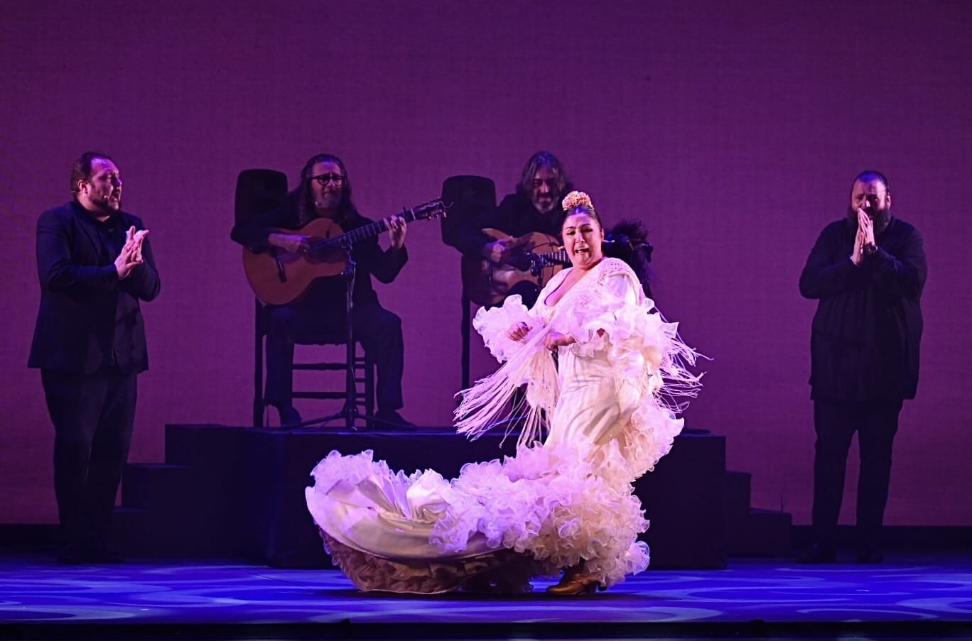 Manuela Carpio sobre el escenario del Teatro Villamarta en la inauguración del 30º Festival de Jerez