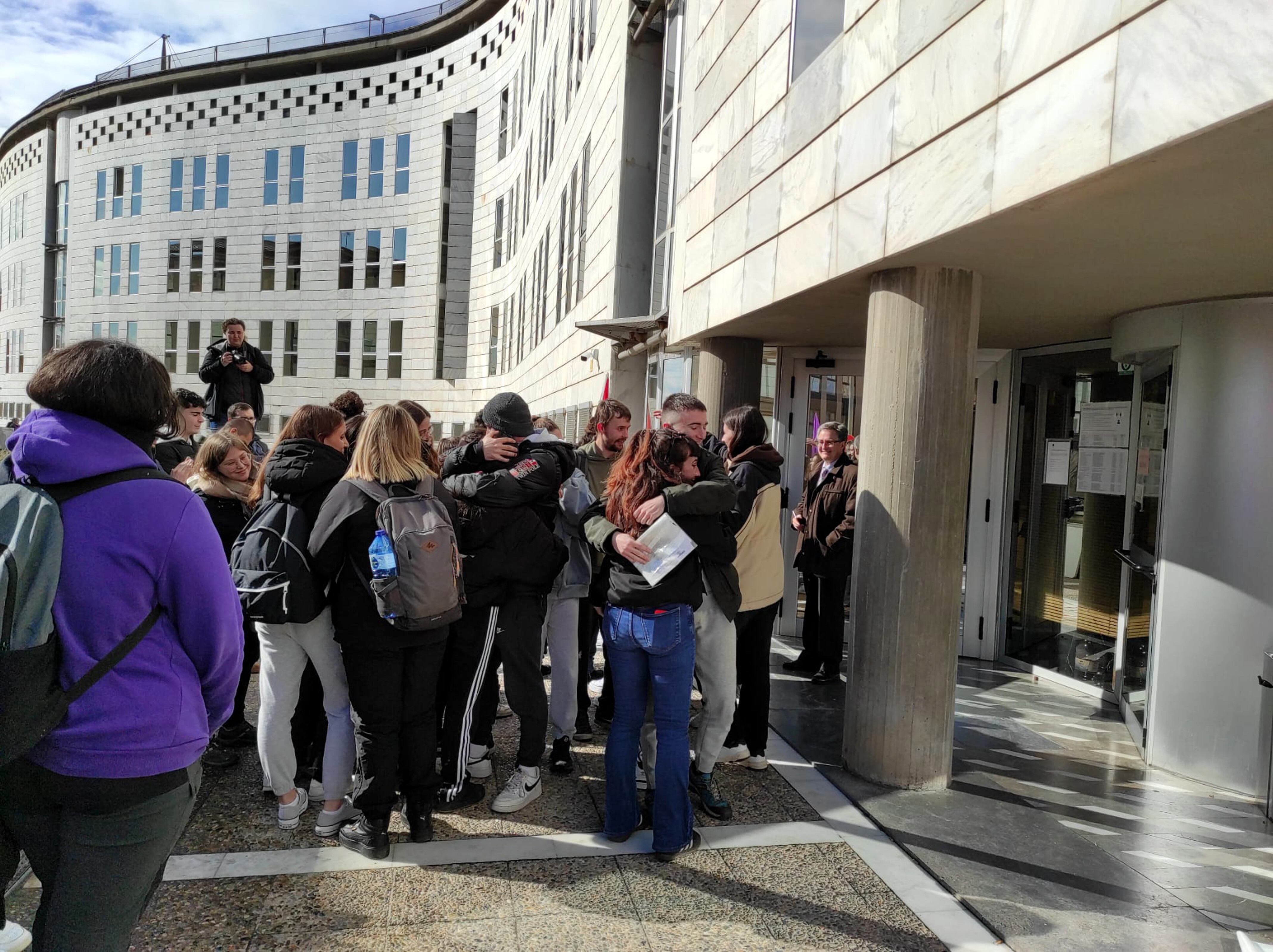 Imatge del moment en què han sortit dels jutjats els detinguts aquest dimecres. Foto: Arran.