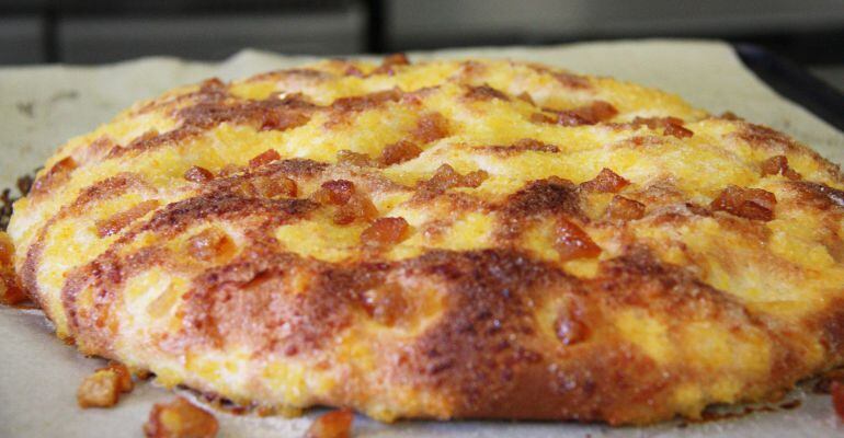 Pla detall d'una coca de Sant Joan acabada de sortir del forn.