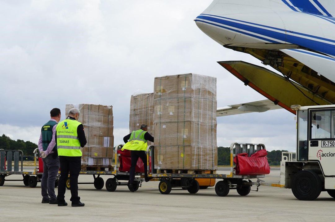 Llegada al aeropuerto de Palma de un cargamento de 17 toneladas de material sanitario, comprado por el Govern para dotar la lucha contra el coronavirus (Covid-19).