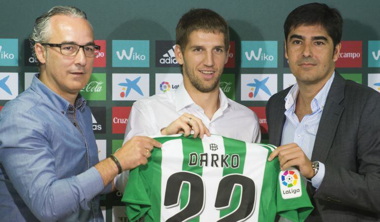 GRA184. SEVILLA, 29-08-2016.- El centrocampista serbio Darko Brasanac (c), junto al presidente del Real Betis, Ángel Haro (d), y el director deportivo del club, Miguel Torrecilla (i), durante su presentación hoy como como jugador del equipo bético. EFE Ra