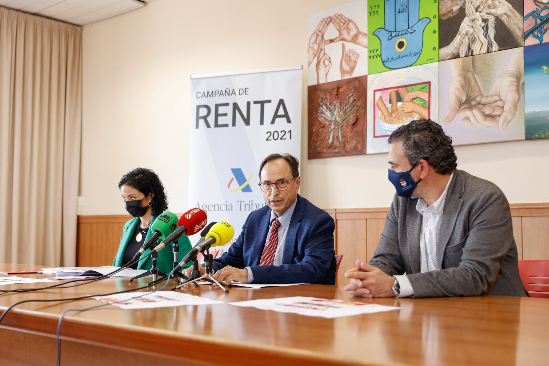 Sonia Díaz, Vicent Soler y Vicent Arqués en la Casa de la Cultura de L&#039;Alfàs del Pí.