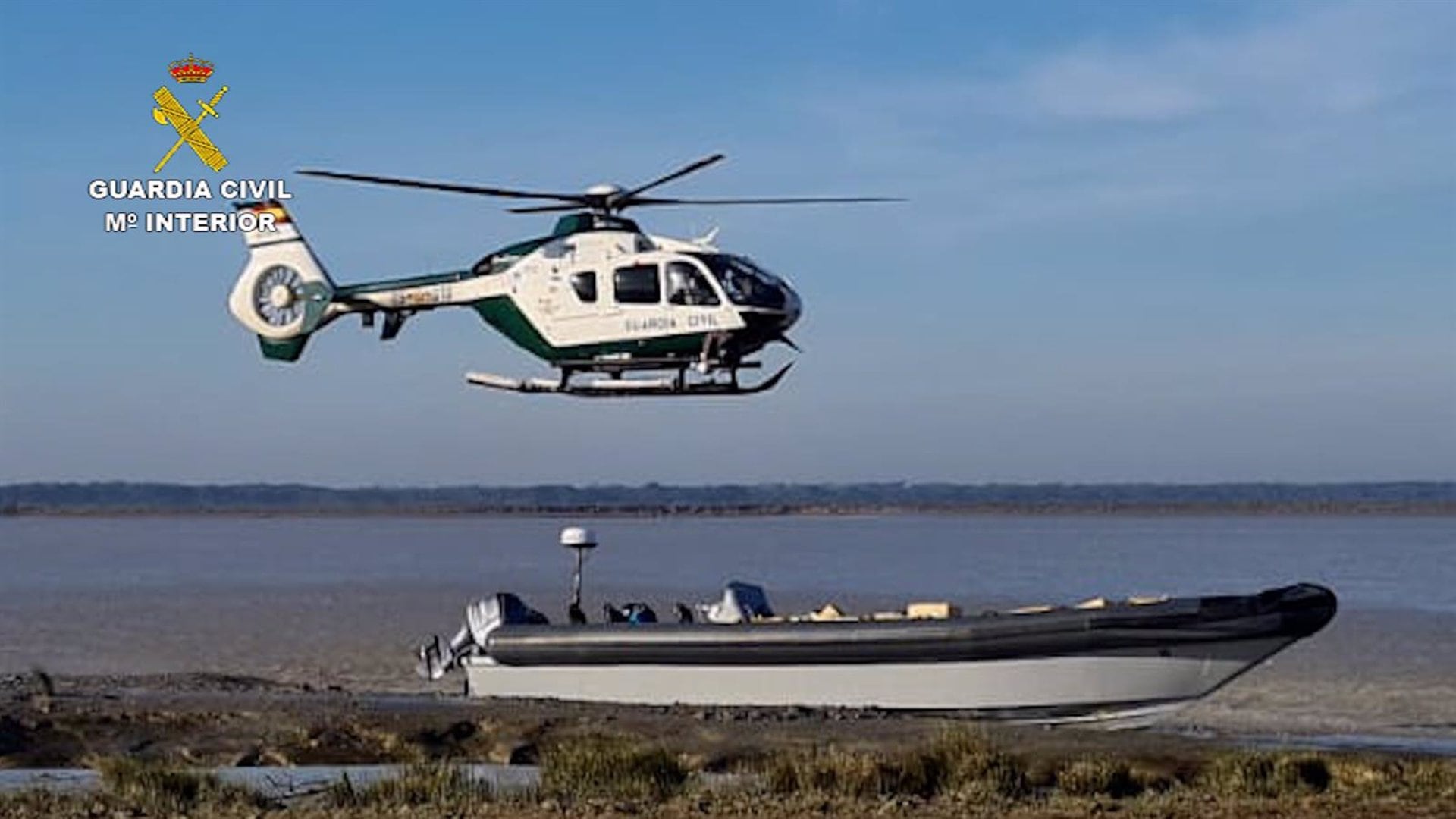 Helicóptero de la Guardia Civil sobre una embarcación incautada tras una operación contra el narcotráfico en Cádiz. Archivo