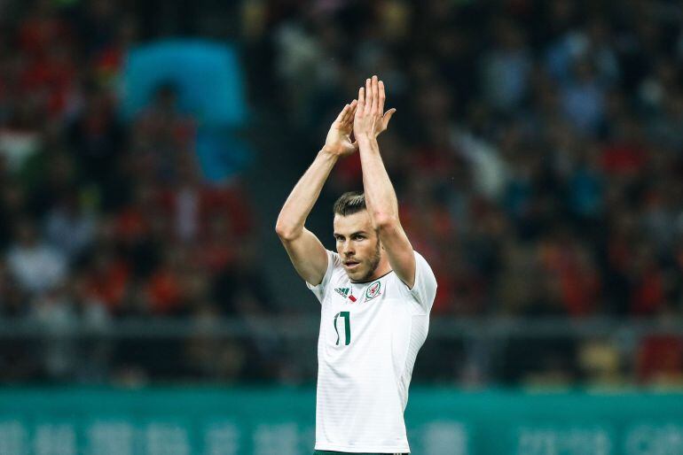 Gareth Bale aplaude en el partido de Gales ante China 