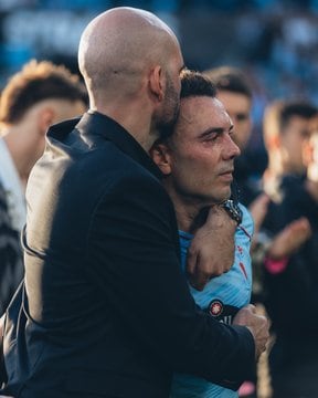 Claudio Giráldez abraza a Iago Aspas al término del partido ante el Friburgo