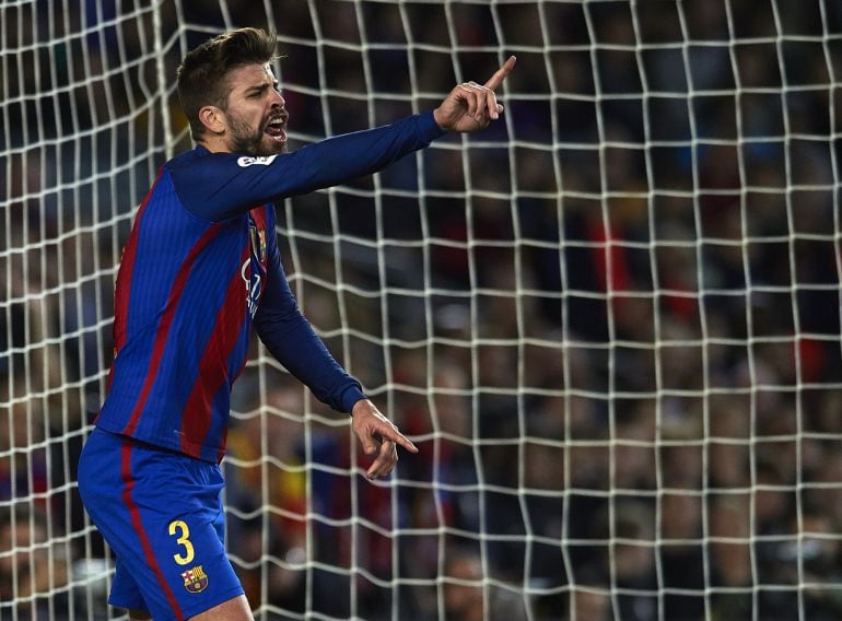 Piqué niega con el gesto