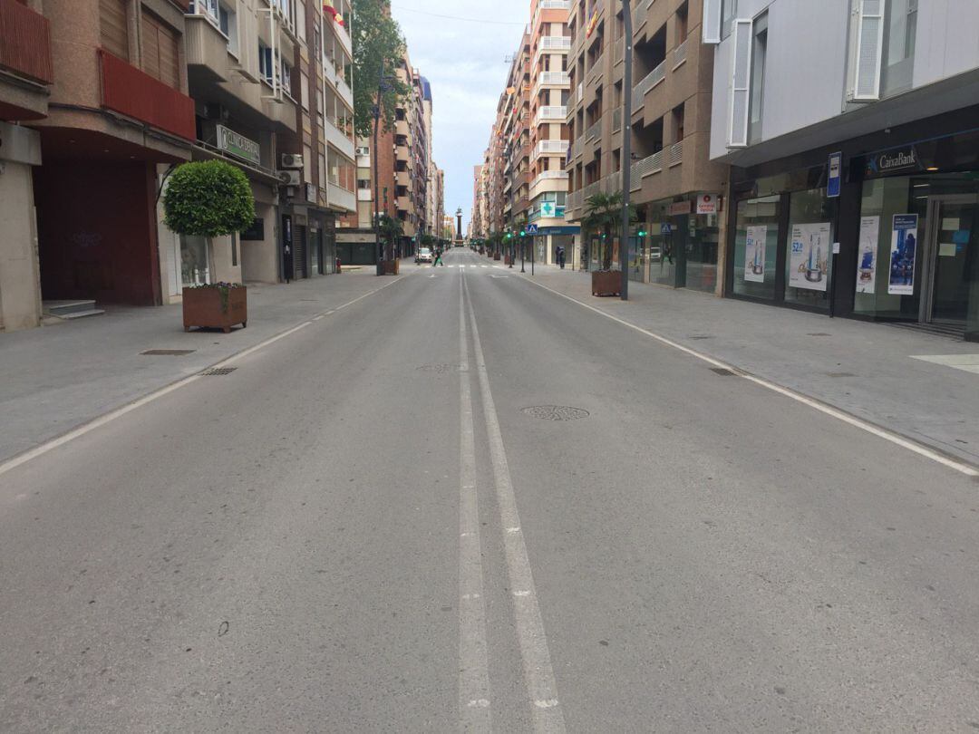 La Avenida Juan Carlos I de Lorca presenta una imagen inédita en Viernes Santo por el coronavirus