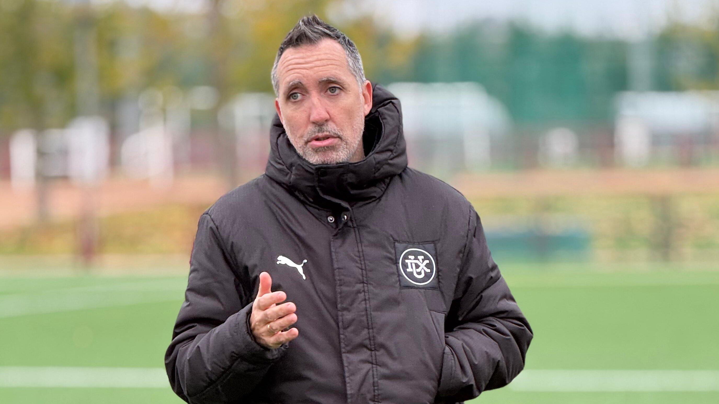 Héctor Blanco dirige una sesión de entrenamiento en Pradoviejo / DUX Logroño