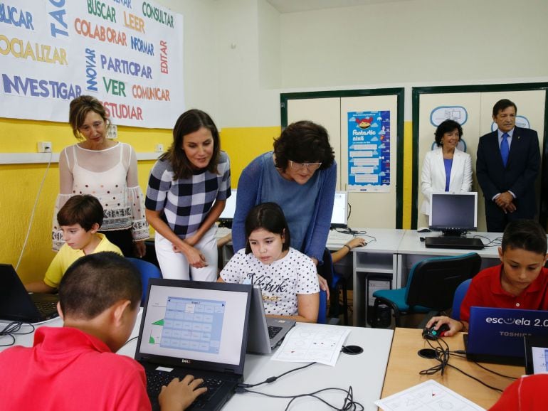 Doña Letizia ha compartido unas horas con los alumnos del colegio Baudilio Arce interesándose por sus actividades. 