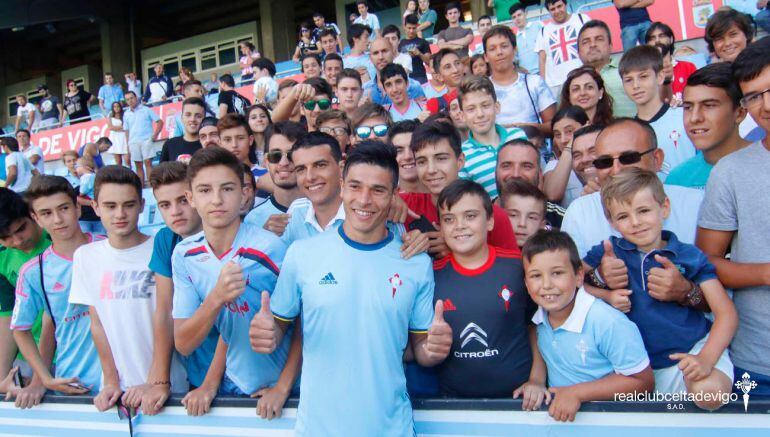 Facundo Roncaglia saluda a los celtistas presentes en Balaídos