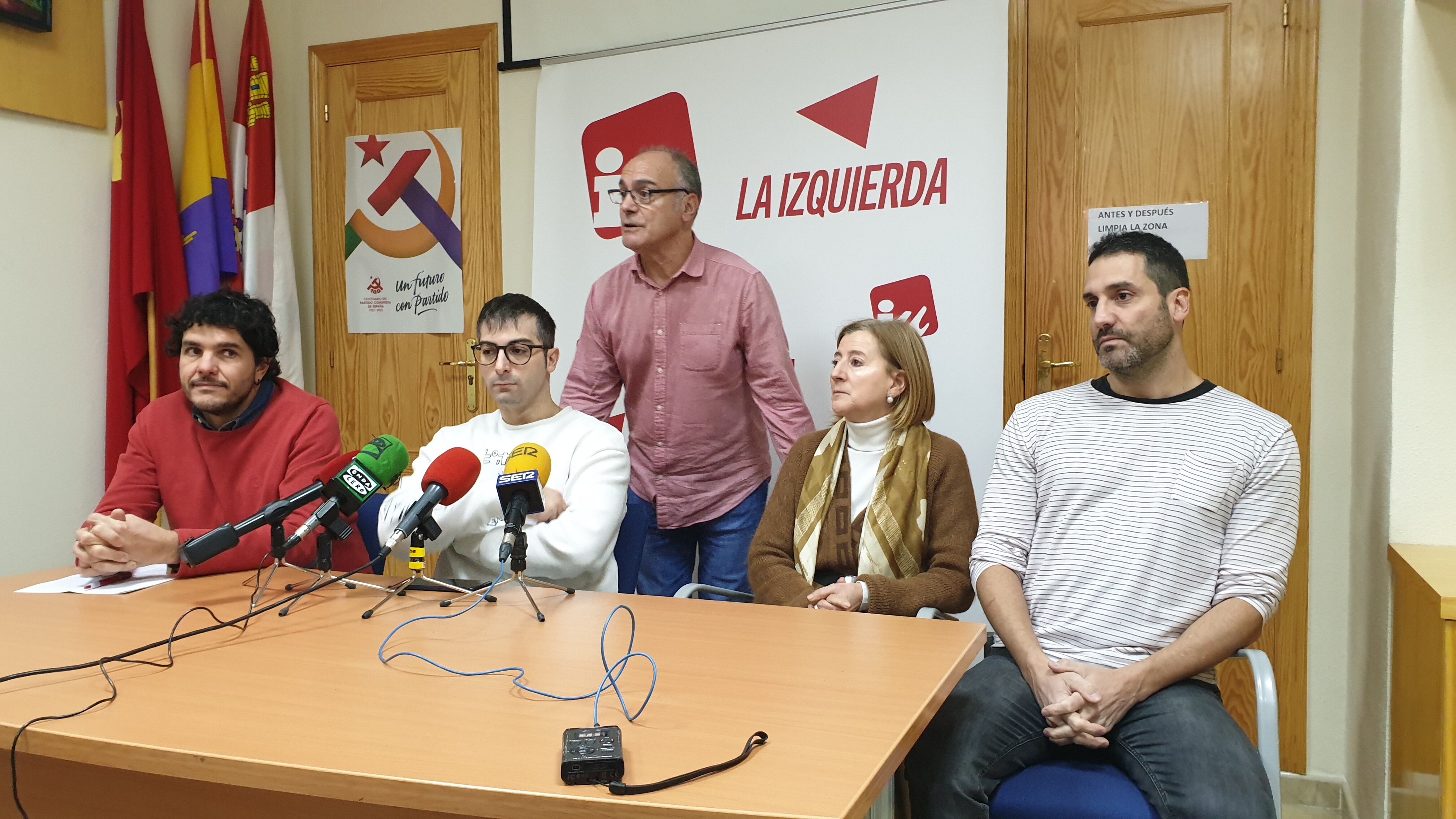 Rodrigo San Martín (segundo por la izquierda), candidato de IU Palencia de cara a las próximas elecciones municipales