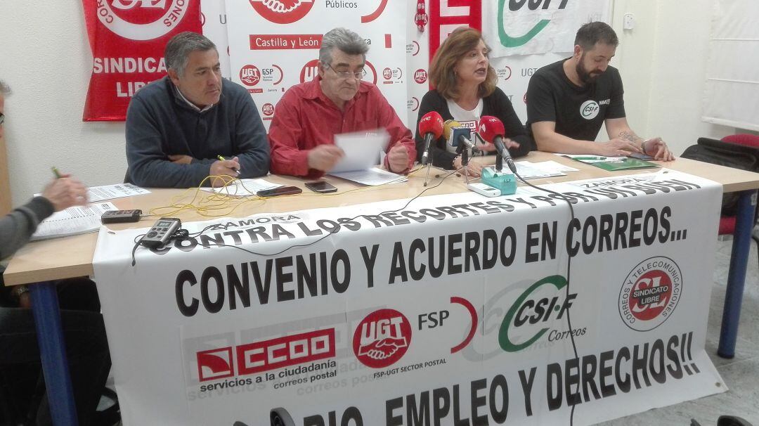 Los representantes sindicales durante la rueda de prensa