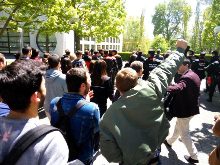 Jóvenes protestan en el exterior del edificio del Rectorasdo, en la UPNA