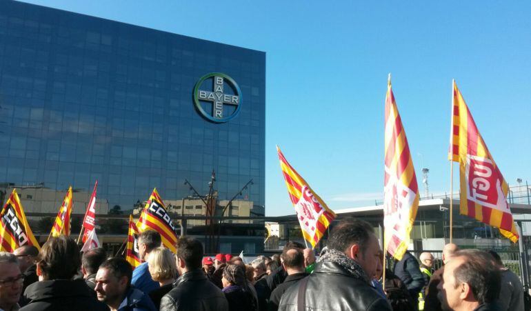 Treballadors de Covestro davant la seu de Bayer