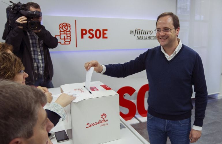 El secretario de Organización del PSOE, César Luena, deposita su voto en la Agrupación Socialista de Logroño.