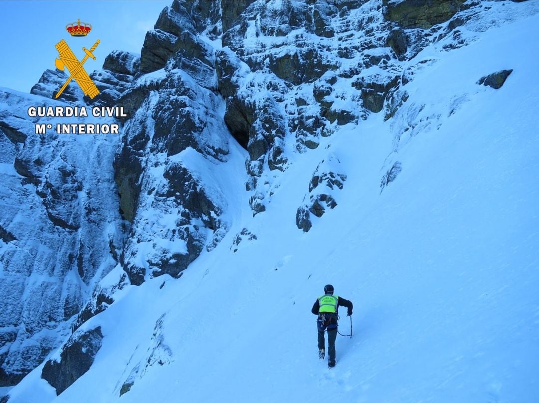Imagen del rescate del montañero fallecido en el pico Curavacas de Palencia