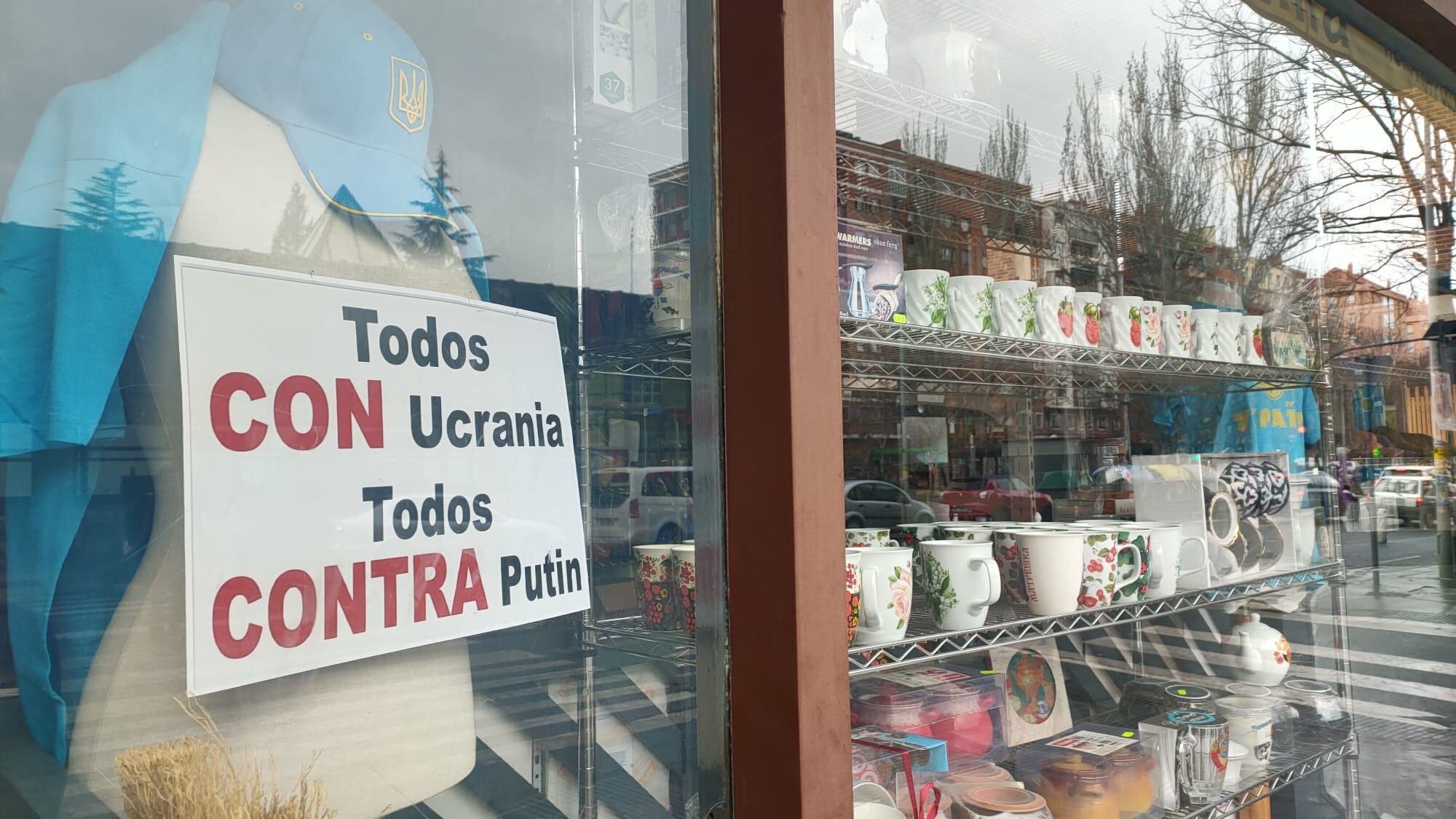 Tienda Slavianka, en Vitoria, que recoge material para llevarlo a Ucrania