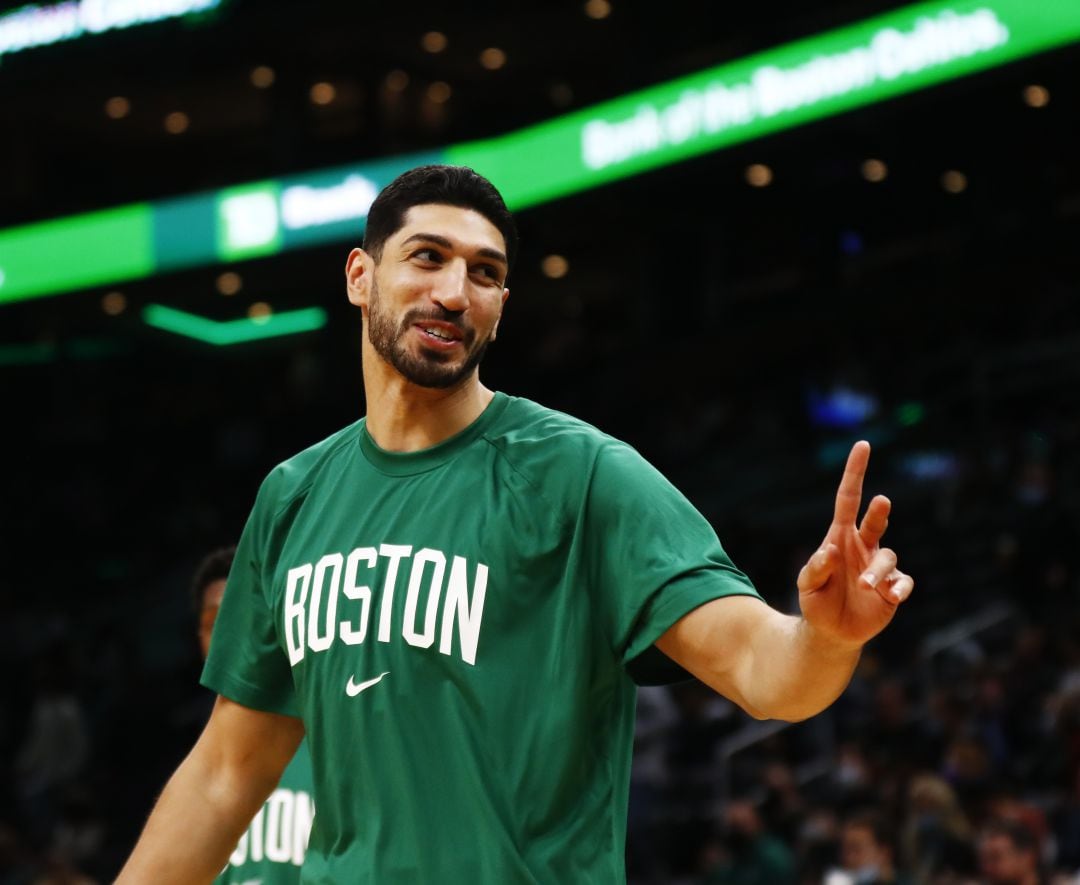 Enes Kanter calentando antes de un partido