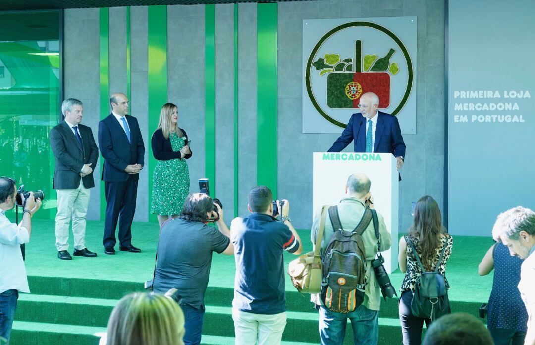 El presidente de Mercadona, Juan Roig, en la visita institucional al primer supermercado de la compañía en Portugal