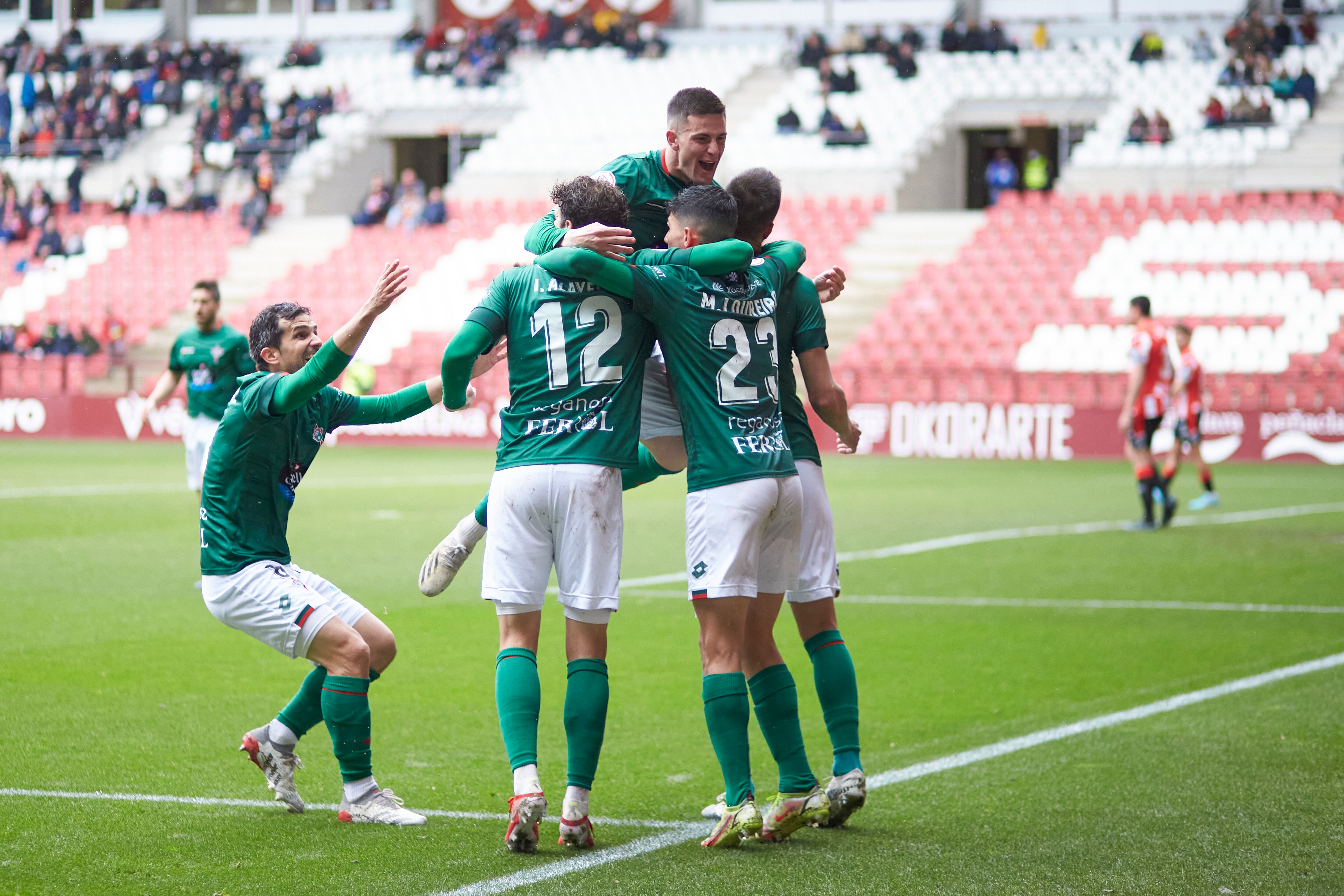 Los jugadores del Racing celebran uno de sus goles en Las Gaunas ante la Unión Deportiva Logroñés