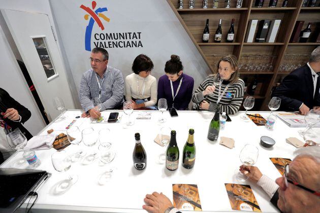 Varias personas participan en una cta de vinos en el expositor de la Comunitat Valenciana en la feria internacional del turismo de Madrid.