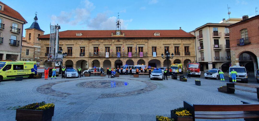 Sanitarios, Fuerzas de Seguridad y Protección Civil ante el Ayuntamiento de Benavente