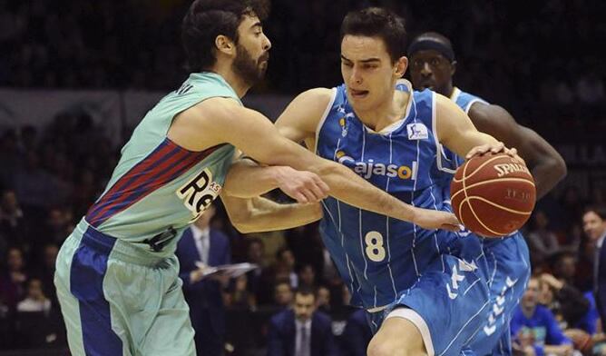 El ala-pívot checo del Cajasol Tomas Satoransky intenta superar al escolta del F.C. Barcelona Regal Juan Carlos Navarro durante el partido correspondiente a la vigésimo sexta jornada de Liga Endesa que terminó con triunfo del equipo catalán.