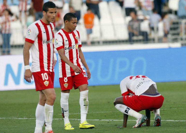 Los jugadores del Almería Hemed, Silva y Thomas, al término del partido ante el Málaga