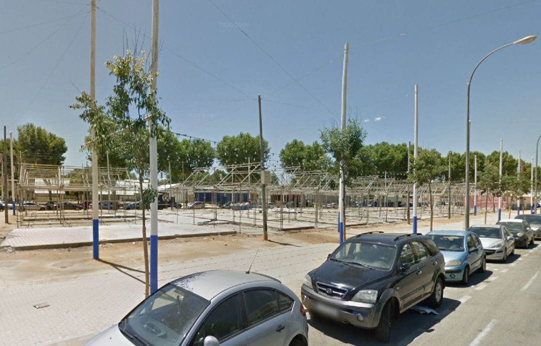 Imagen del campo de la Feria en Los Remedios durante el montaje de las casetas