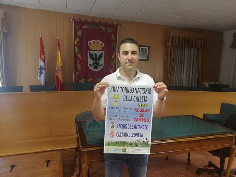 Miguel Ángel García, concejal de deportes del Ayuntamiento de Aguilar con el cartel del Torneo de la Galleta de este año