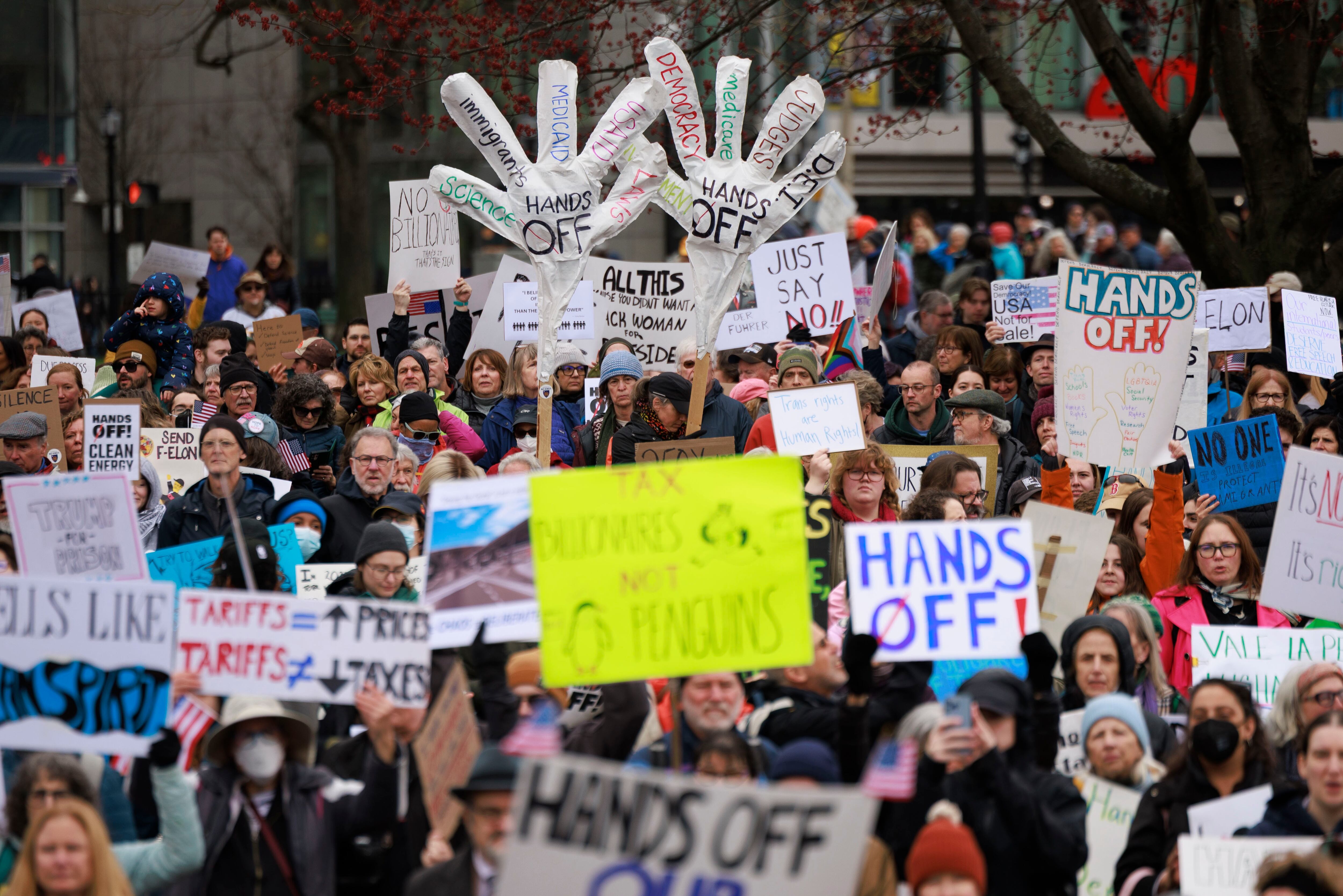 Decenas de miles de personas se manifiestan en las calles de todo el mundo contras las políticas radicales de Trump en la primera movilización masiva contra la administración republicana. EFE/EPA/CJ GUNTHER