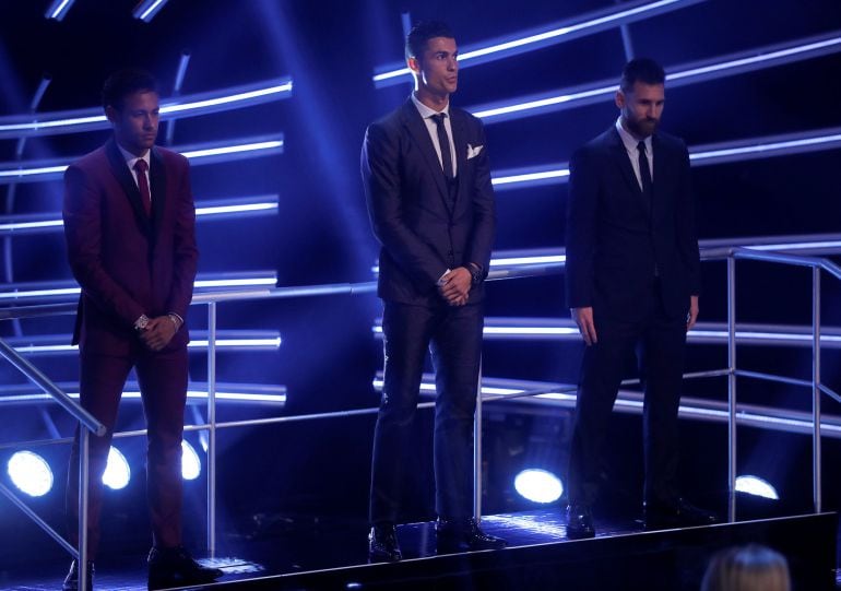 Los tres finalistas al premio a mejor jugador esperando a la respuesta.