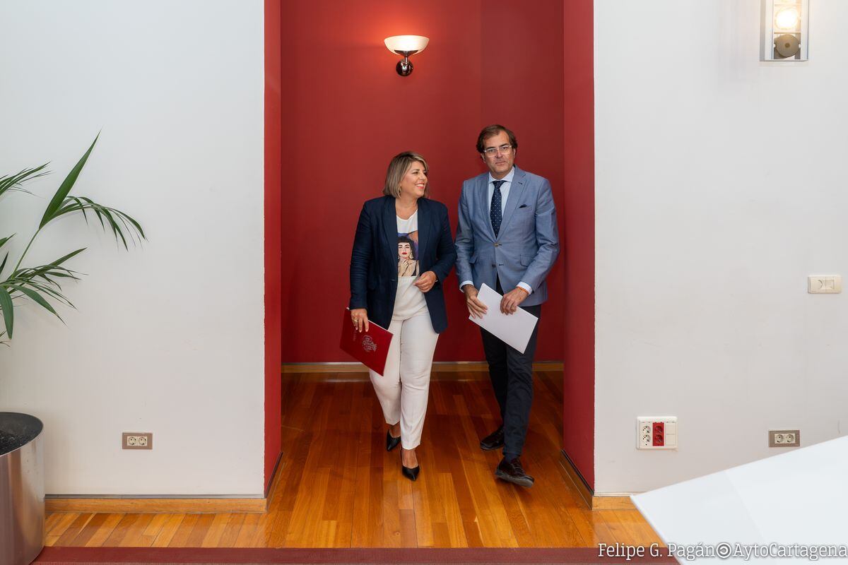 La alcaldesa, Noelia Arroyo, con el vicepresidente de Autoridad Portuaria, Pedro Pablo Hernández