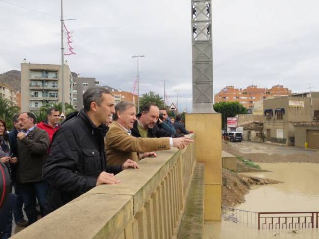 El delegado del Gobierno, Juan Carlos Moragues, y el presidente de la Diputación de Alicante, César Sánchez, contemplan los daños producidos por los temporales de hace un año