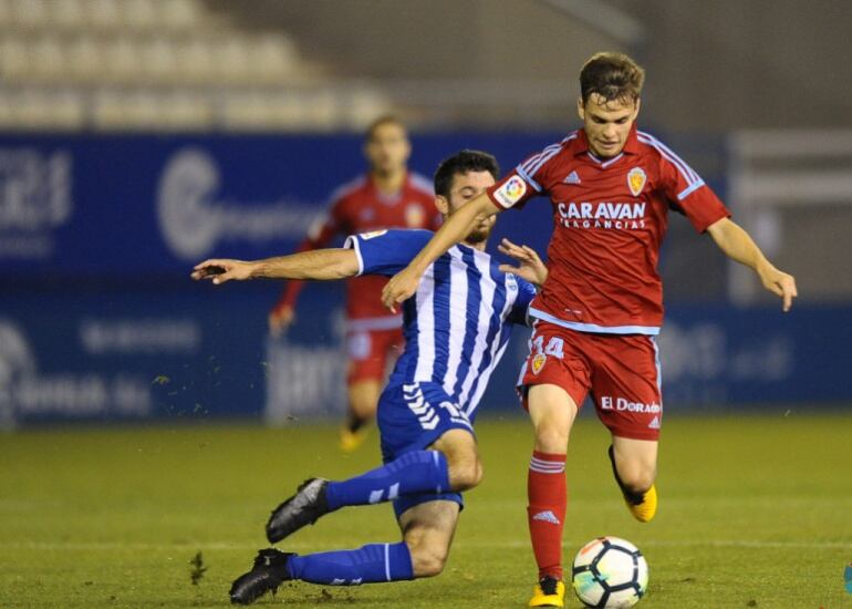 Febas conduce el balón en una imagen del partido de la primera vuelta en Lorca