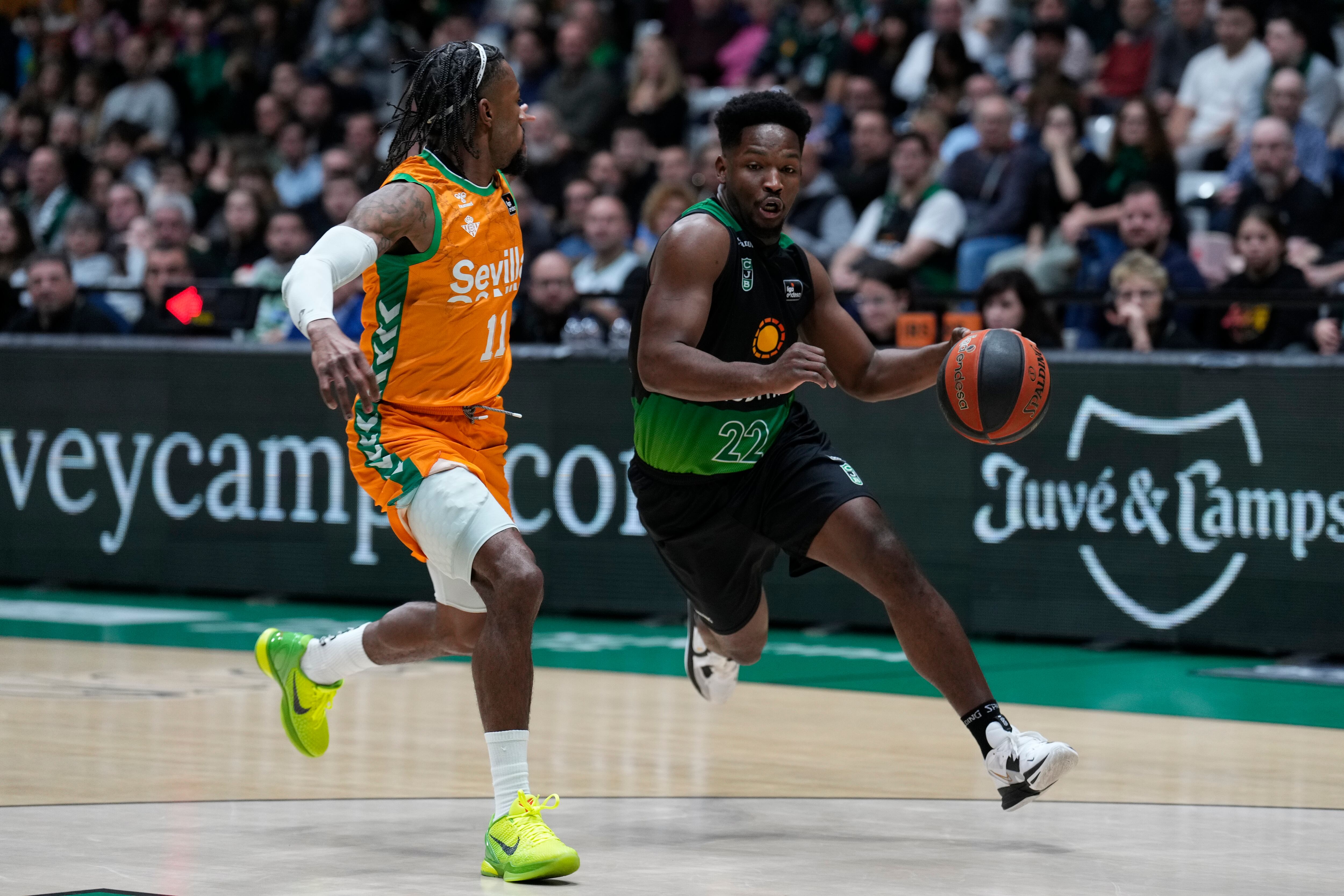 BADALONA (BARCELONA), 29/12/2022.-.El base dominicano del Joventut Andrés Feliz (d) intenta superar al base estadounidense del Betis Shannon Evans durante el partido de la Liga Endesa disputado este jueves en el Pabellón Olímpico de Badalona. EFE/Alejandro García