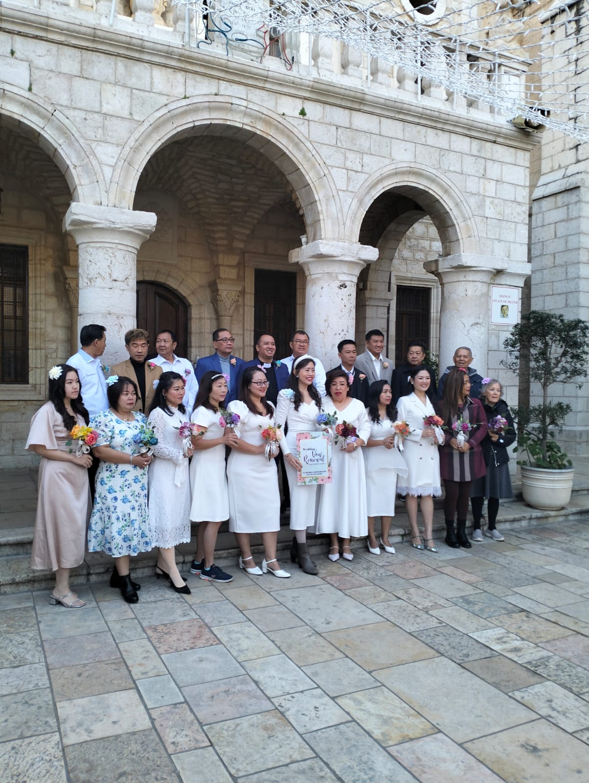 Matrimonios asiáticos renuevan su compromiso en Caná de Galilea