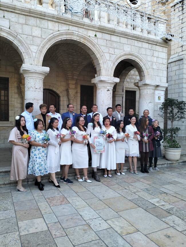 Matrimonios asiáticos renuevan su compromiso en Caná de Galilea