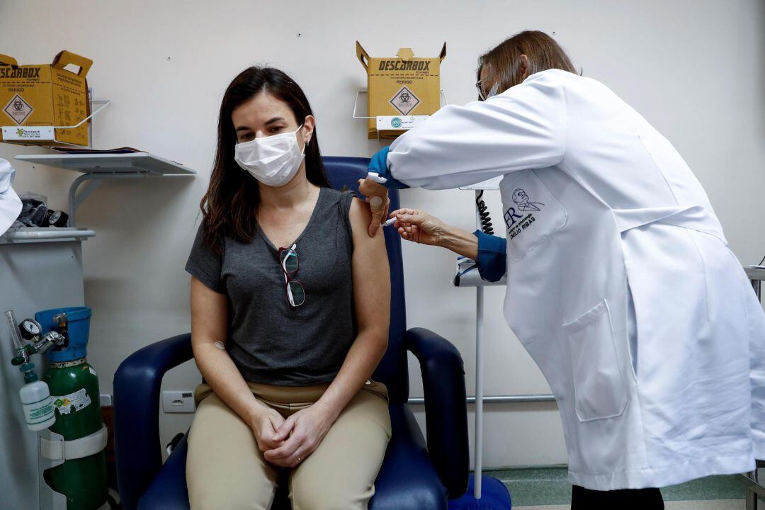 La fisioterapeuta, Graziela Domingues, recibe la segunda dosis en los ensayos de la vacuna contra el COVID-19 desarrollada por el laboratorio chino Sinovac Biotech