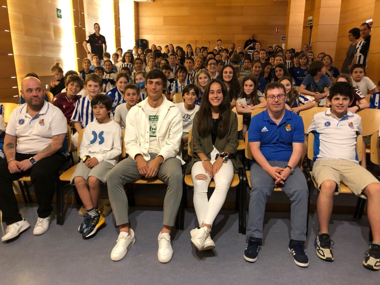 Le Normand y Nuria Rábano posan los con los niños del colegio alemán