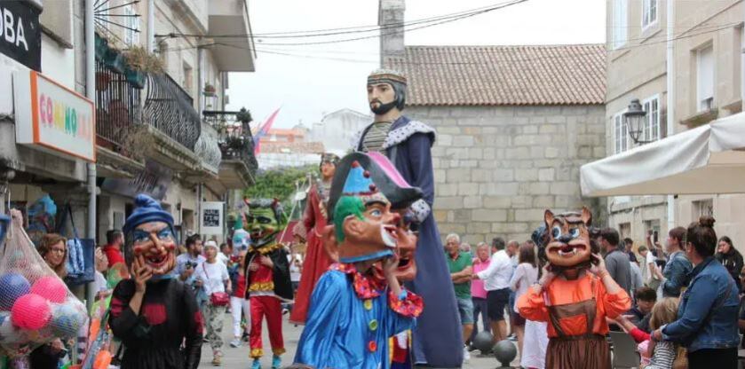 Gigantes y cabezudos en Baiona