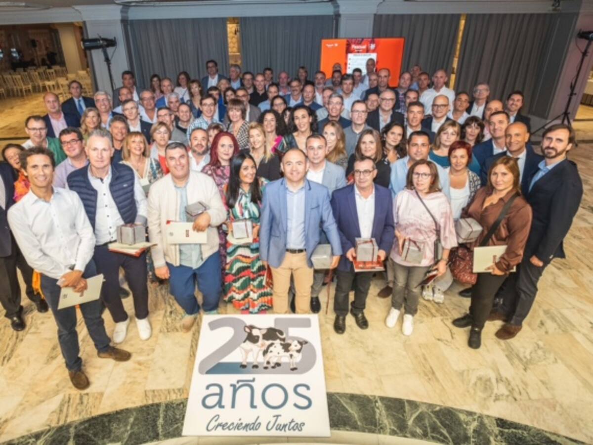 Cerca de un centenar de empleados de Pascual celebran sus bodas de plata en la compañía