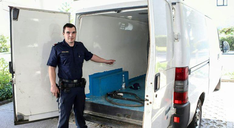 La policía austriaca enseña el interior de la furgoneta.