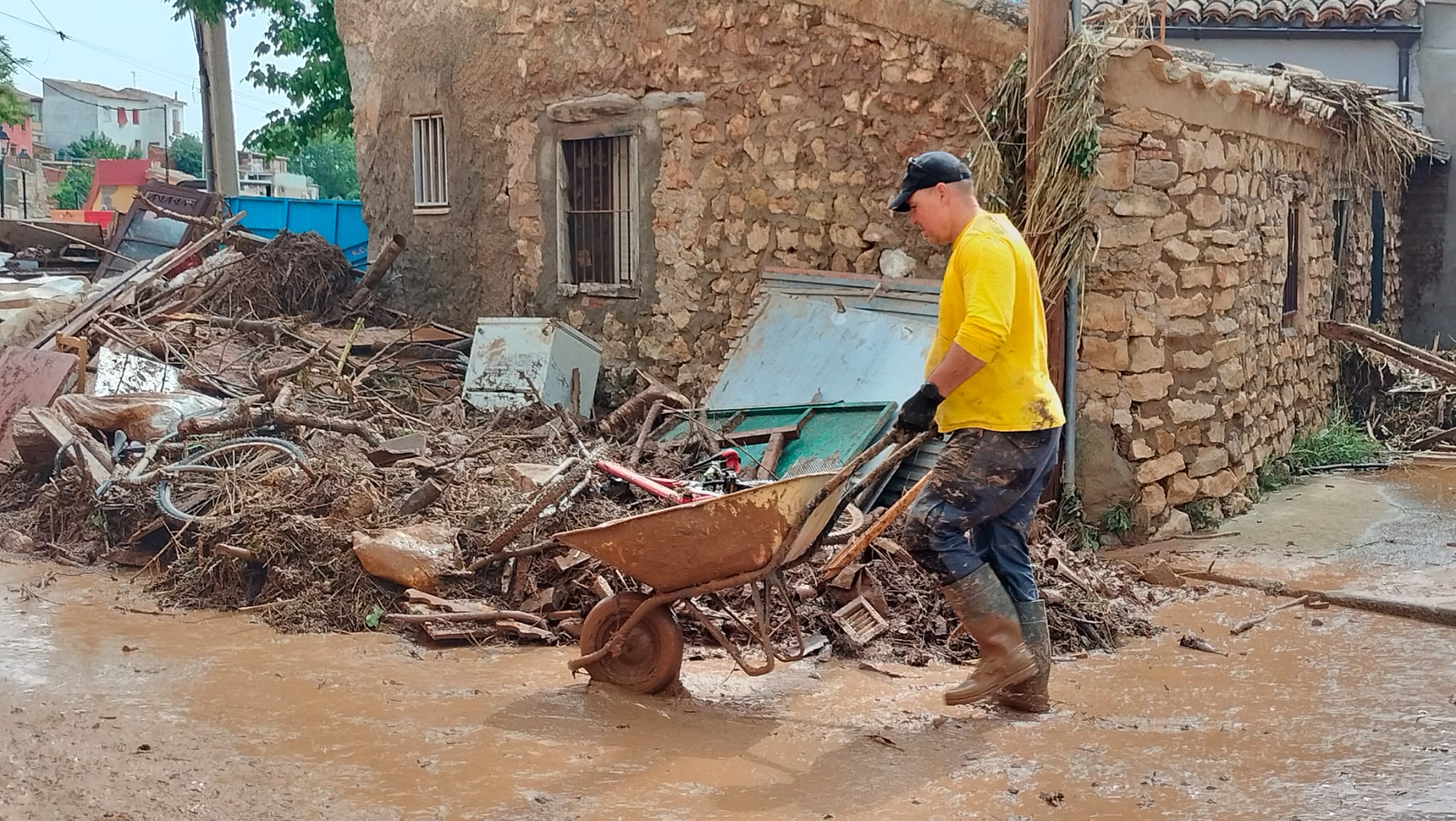 Trabajos de reparación y limpieza en Azuara (Zaragoza) tras las fuertes tormentas e inundaciones. Fecha de la imagen: 15/06/2025