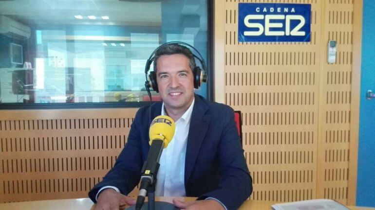 Ruiz Arana en los estudios de Radio Cádiz