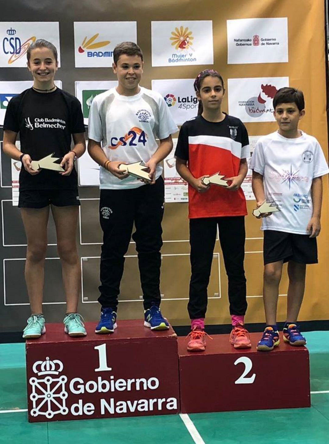 Javier Barrios, en lo alto del podio, junto a su pareja Nerea Eraso.