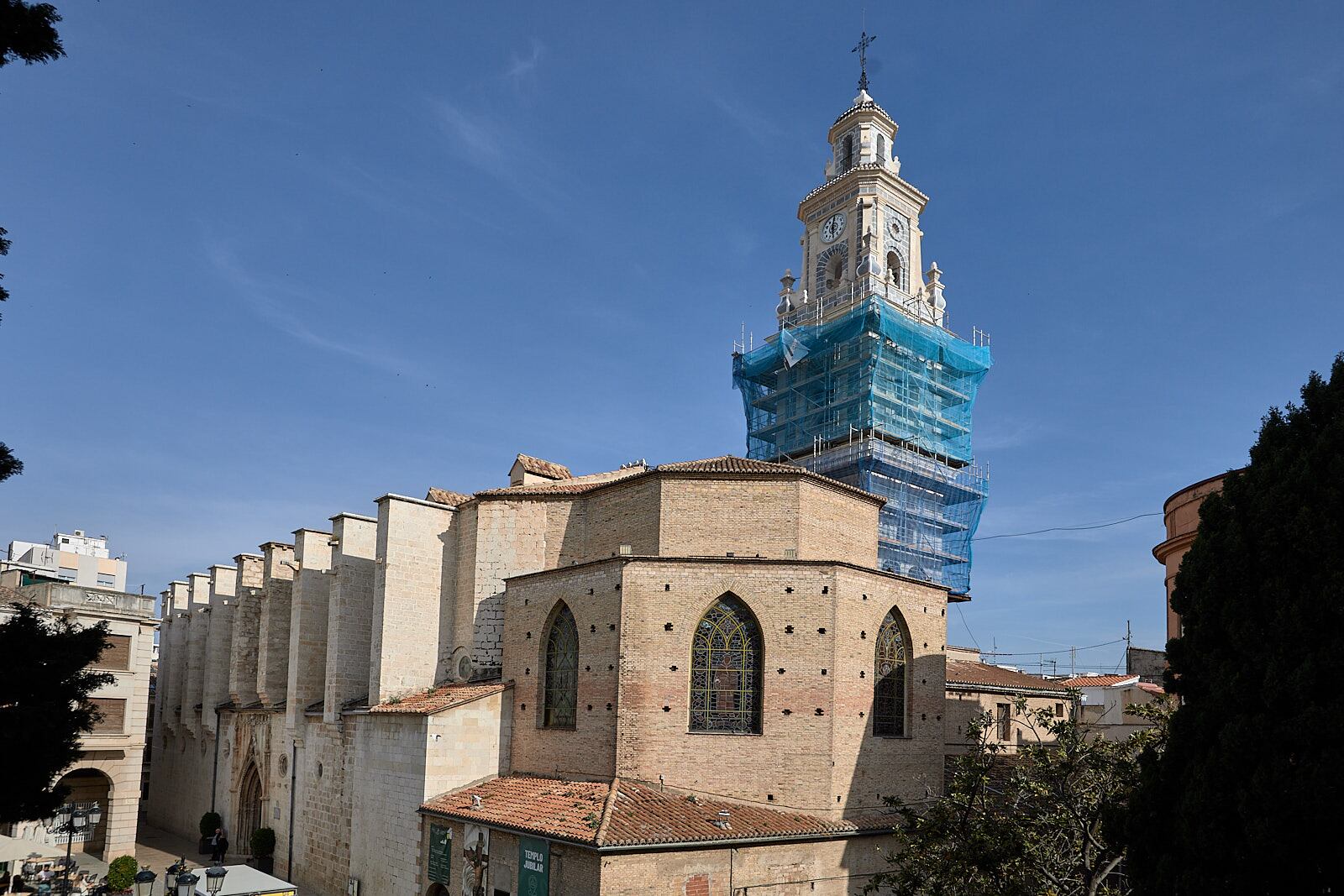 Campanario de la Insigne Colegiata de Gandia durante la retirada del andamiaje colocado para realizar su restauración.
