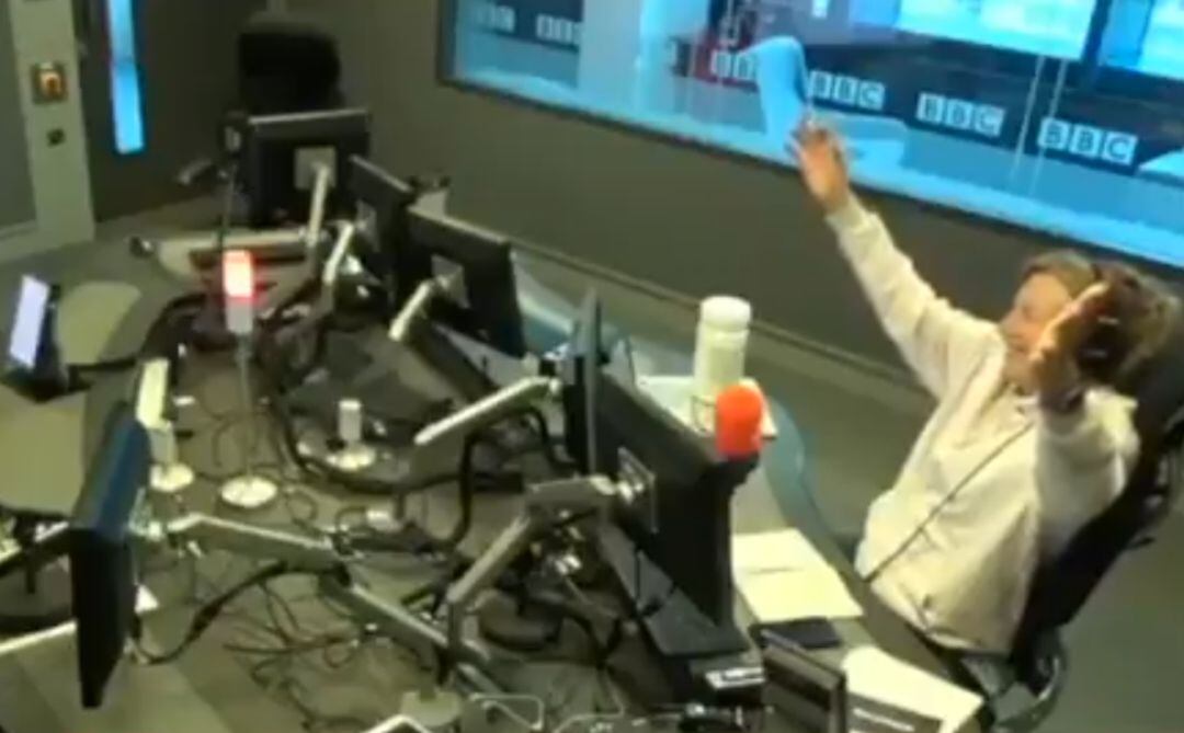 Momento en el que Sarah Montague celebra la noticia