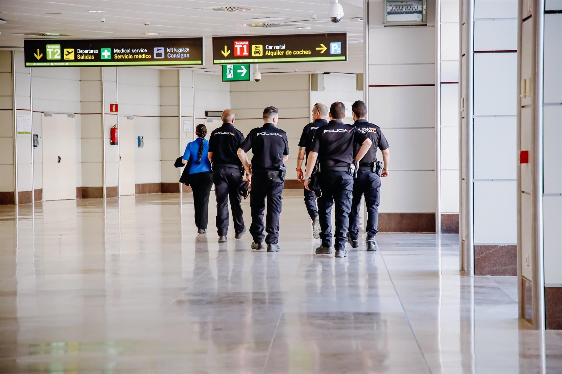 Un grupo de agentes de la Policía Nacional en el aeropuerto de Madrid-Barajas